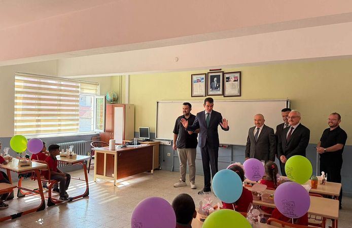 Kaymakam Köksal öğrencilerin ilk hafta heyecanına ortak oldu