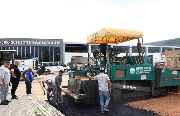 Osmancık’ta Kapalı Pazar Yeri önünde sıcak asfalt çalışması başladı