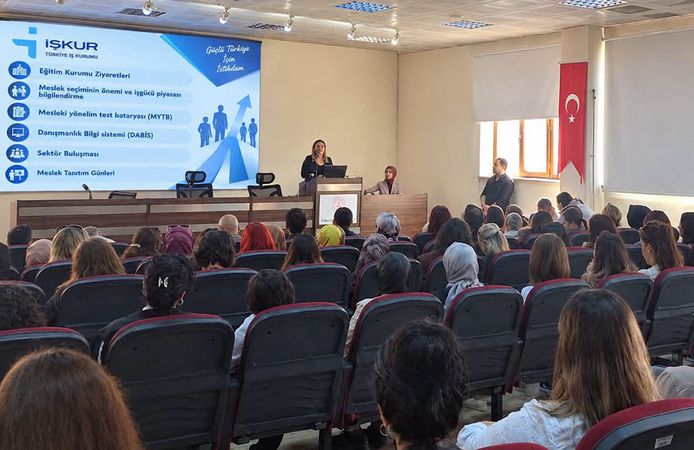 Çorum’da rehber öğretmenlere mesleki rehberlik bilgilendirmesi