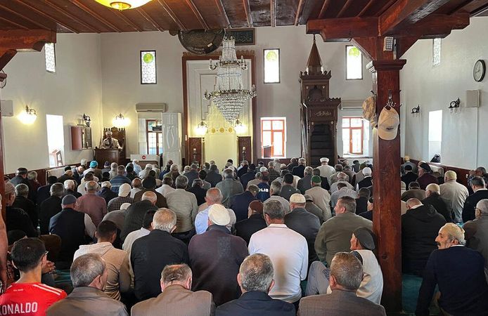Alaca Müftüsü Önder Arık Eski Camii’nde vatandaşlarla buluştu