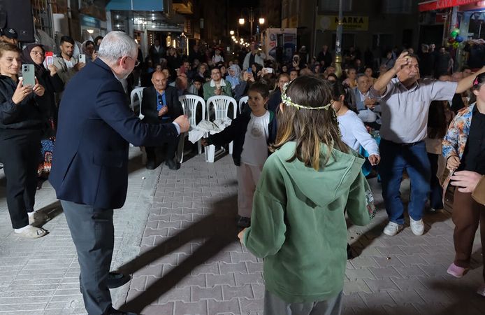 Çorum Belediyesi’nden mahalle buluşması: Çocuklar eğlendi, vatandaşlar türkülere eşlik etti