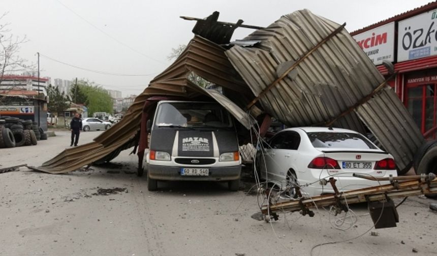 Tokat'ta fırtına çatıları uçurdu