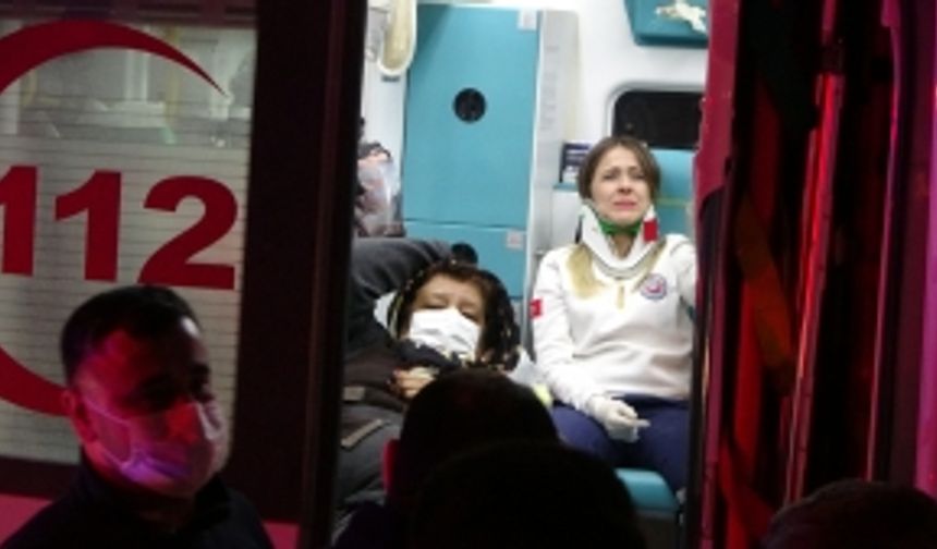 Hasta taşıyan ambulans ve otomobil çarpıştı: 7 yaralı