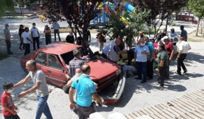 Çorum'da otomobil çocuk parkına daldı