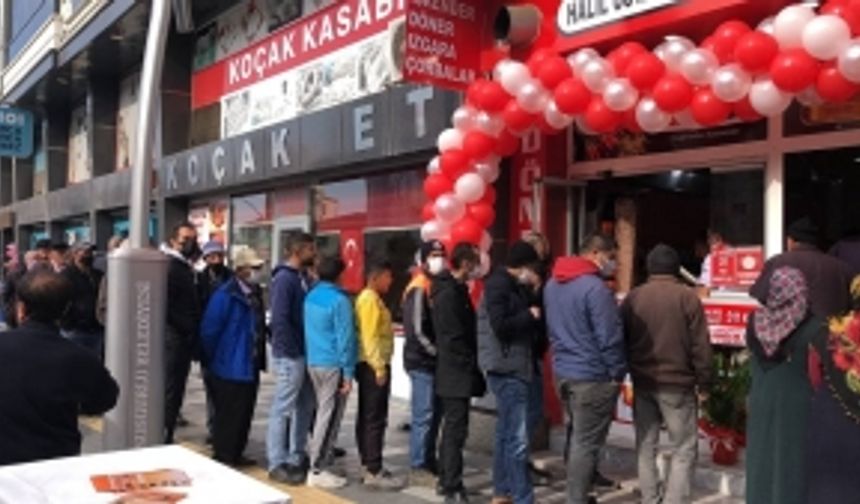 Çorum'da Bedava döner ekmek kuyruğu