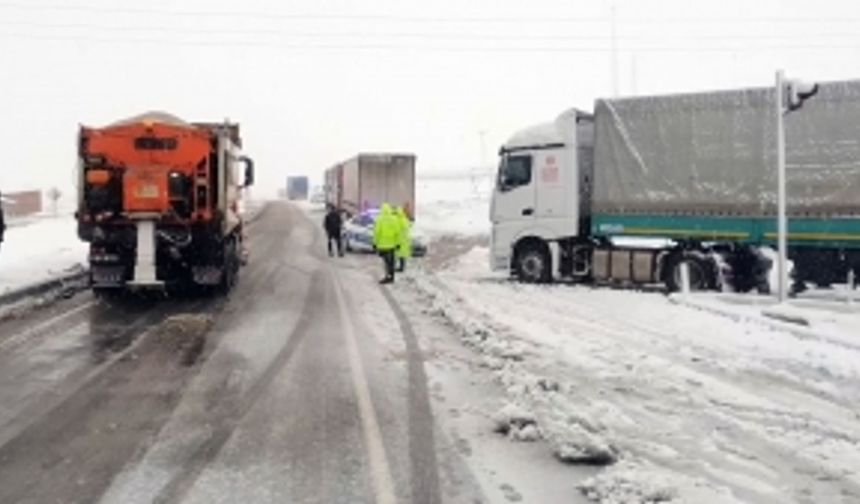 Kar ulaşımı aksattı, çok sayıda tır ver araç yolda kaldı