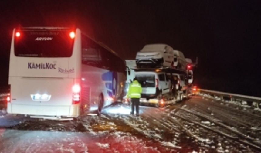 Buzlu yolda kaza: TIR, yolcu otobüsü ve 6 otomobil birbirine girdi