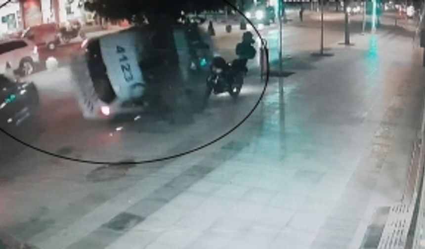 2 polisin yaralandığı kaza güvenlik kamerasında