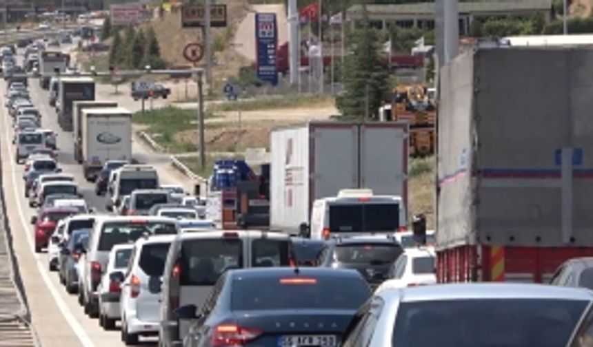 "Kilit kavşak" Kırıkkale'de bayram dönüşü trafik yoğunluğu devam ediyor