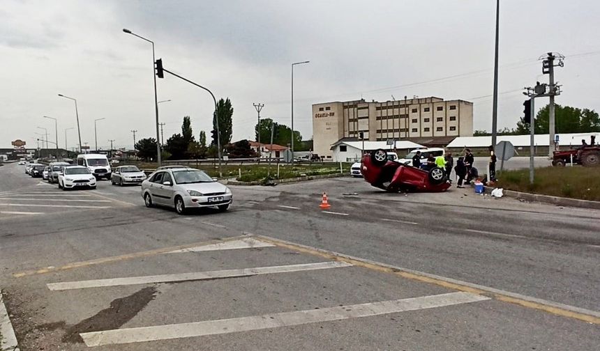 Kırmızı ışıkta feci kaza: 3'ü çocuk 4 yaralı