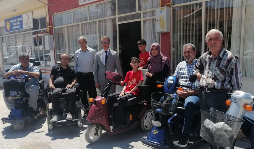 Tekerlekli sandalyeleri teslim edildi