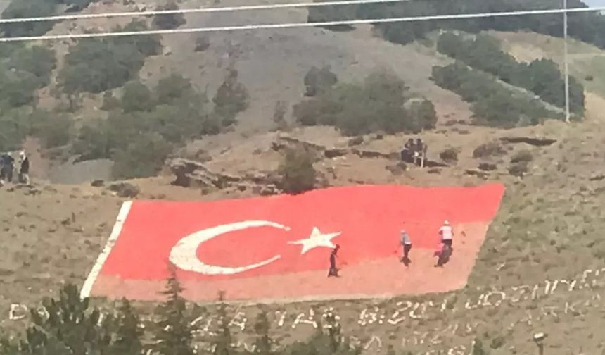 Öğrenciler Türk bayrağını boyadılar