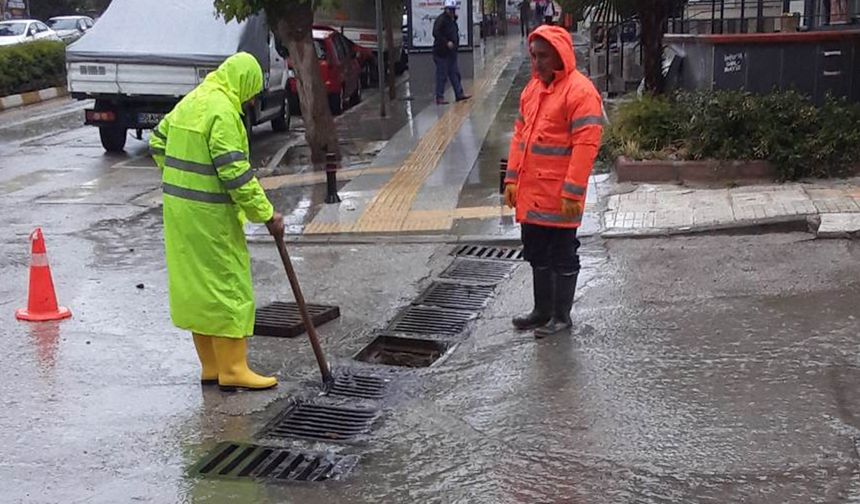Belediye ekipleri rögarların başında nöbet tutuyor