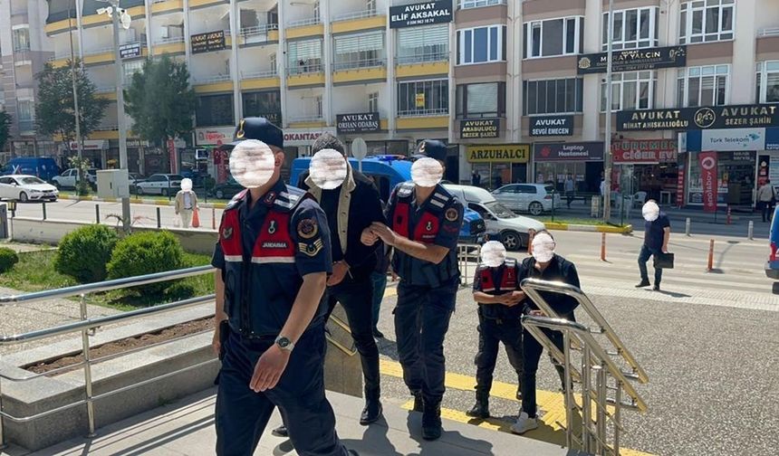 Türbeden hırsızlık yapan zanlılar tutuklandı