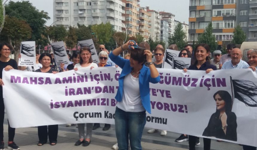 İranlı kadınlara destek için saçlarını kestiler