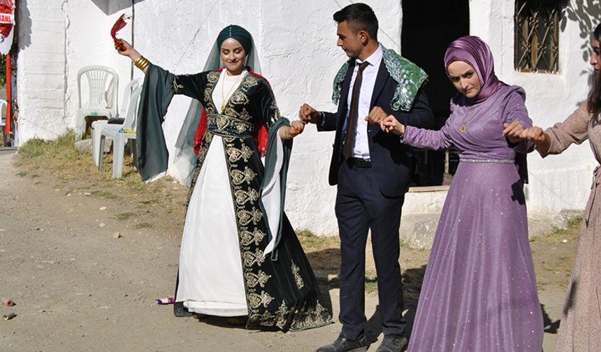 Damat dedesinin vasiyetini yerine getirdi, beş gün düğün yaptı