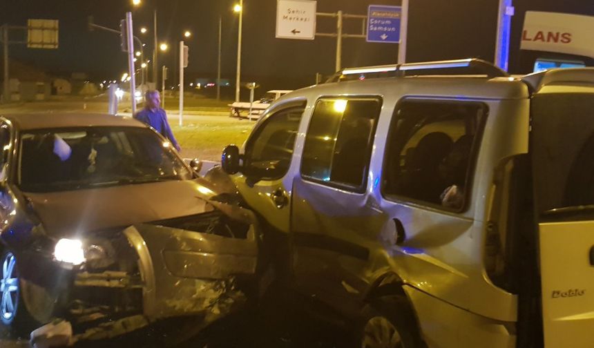 Alaca'da otomobil ile hafif ticari araç çarpıştı: 3 yaralı