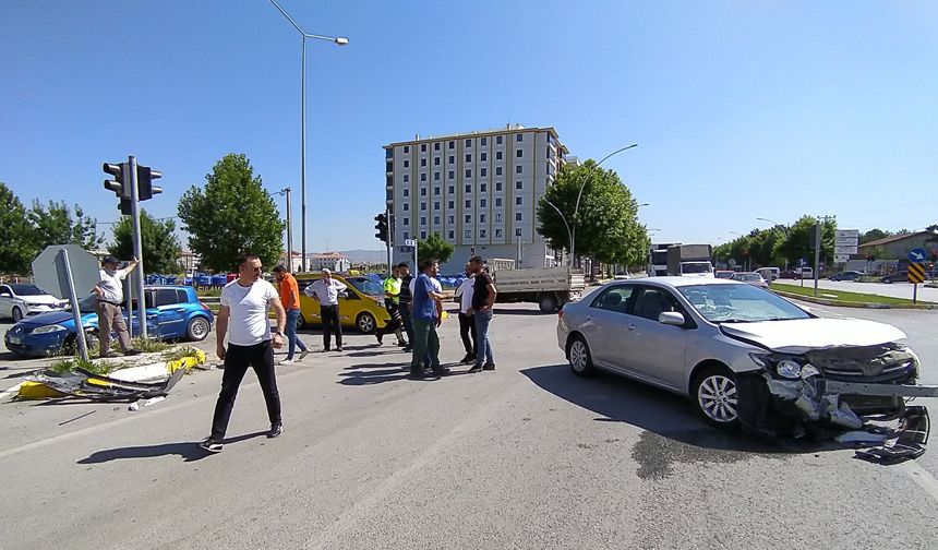 İnönü Caddesi'nde trafik kazası: İki Otomobil çarpıştı, 1 yaralı