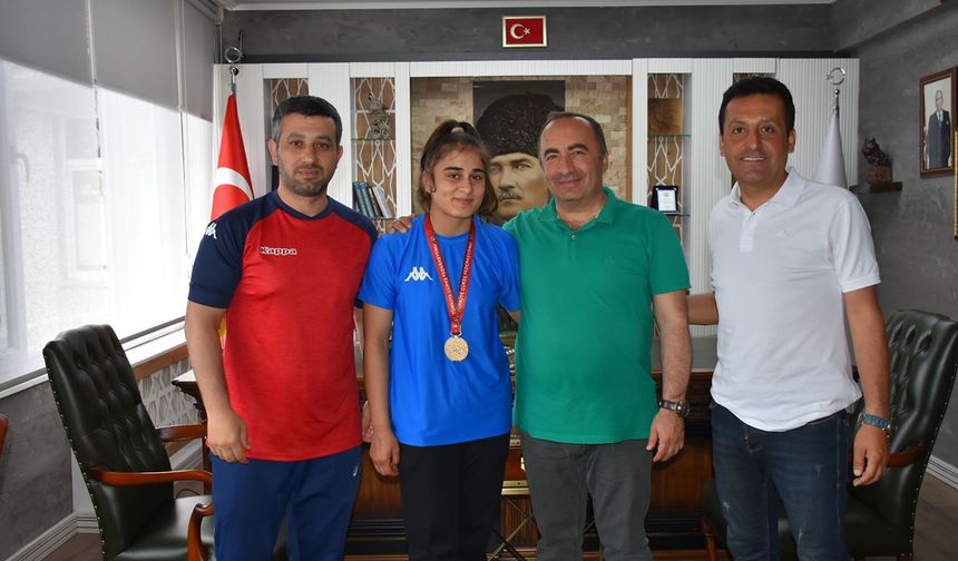 Şampiyon güreşçiden Başkan Sülük’e ziyaret