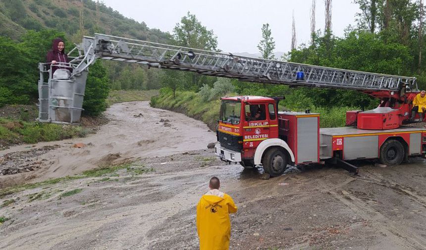 Selde mahsur kalan aileyi itfaiye ekipleri kurtardı