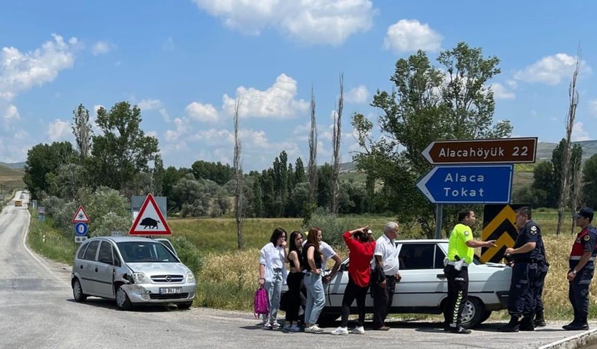 Çorum'da 3 araç birbirine girdi: 1 yaralı