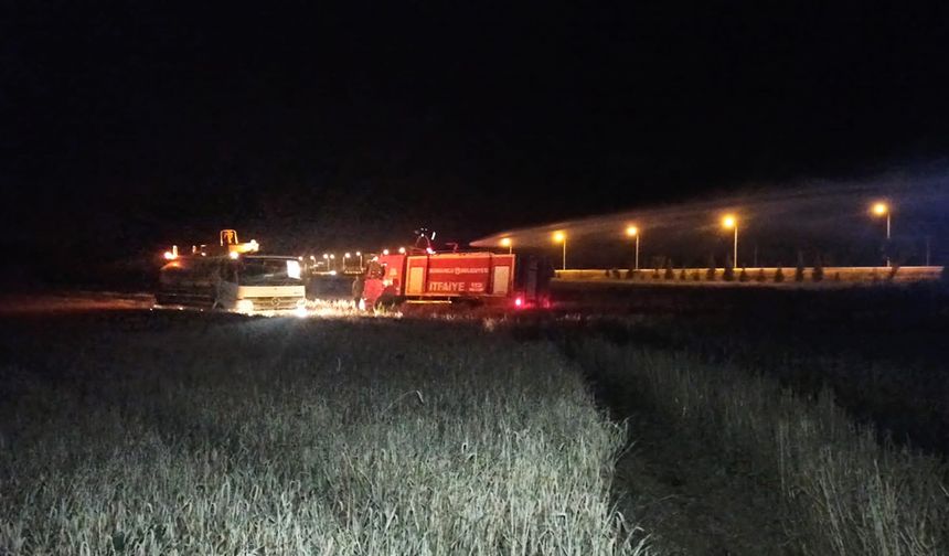 Yıldırım düştü, tarla alev alev yandı