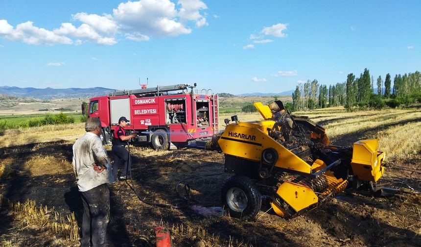 Balya makinesinden sıçrayan kıvılcım tarlayı yaktı