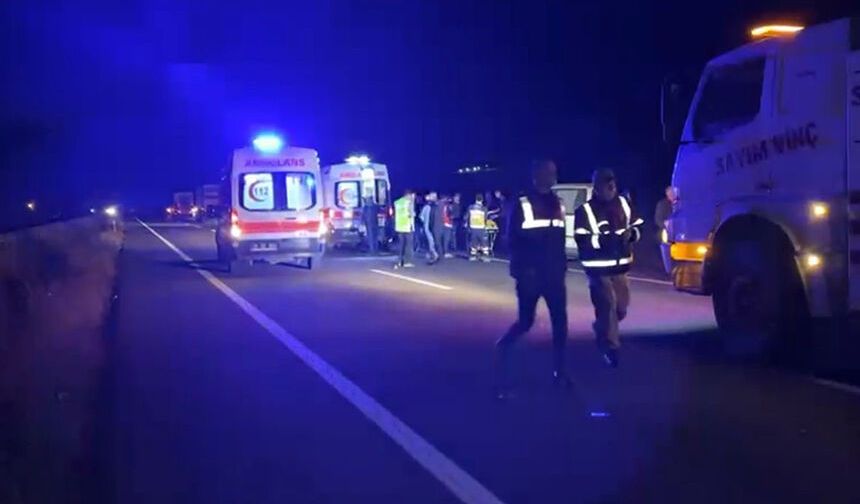 Erzurum'da can pazarı! Yolcu otobüsü traktör römorkuna çarptı: Ölü ve yaralılar var