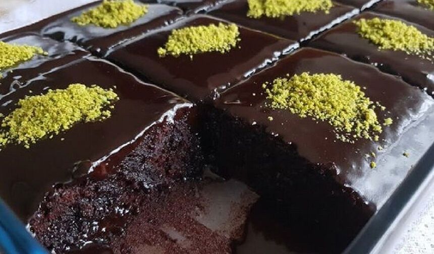 Yaz günlerinde midenizi ferahlatacak pratik lezzet: Pastane usulü bol soslu Islak Kek tarifi