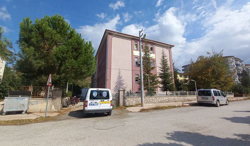 Okulun 3. katından düşen öğrenci yaralandı