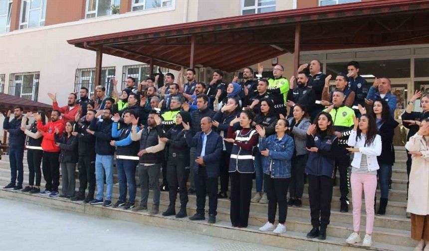 Hatay'da Türk Polisi'nden işaret dili ile İstiklal Marşı
