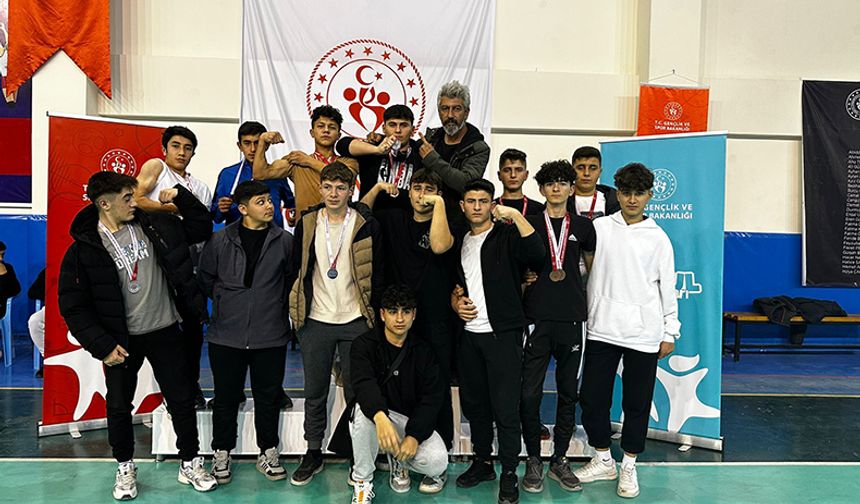 Osmancık Sağlık Meslek Lisesi bilek güreşinde 41 madalya aldı