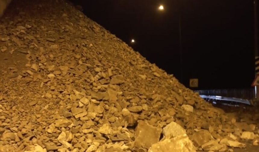 Artvin-Erzurum ve Artvin-Ardahan kara yolu heyelanlar nedeniyle ulaşıma kapandı
