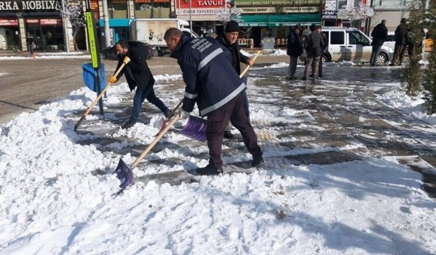 Van'da karla mücadele devam ediyor