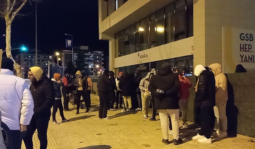 Çorum'daki depremin ardından vatandaşlar sokağa indi