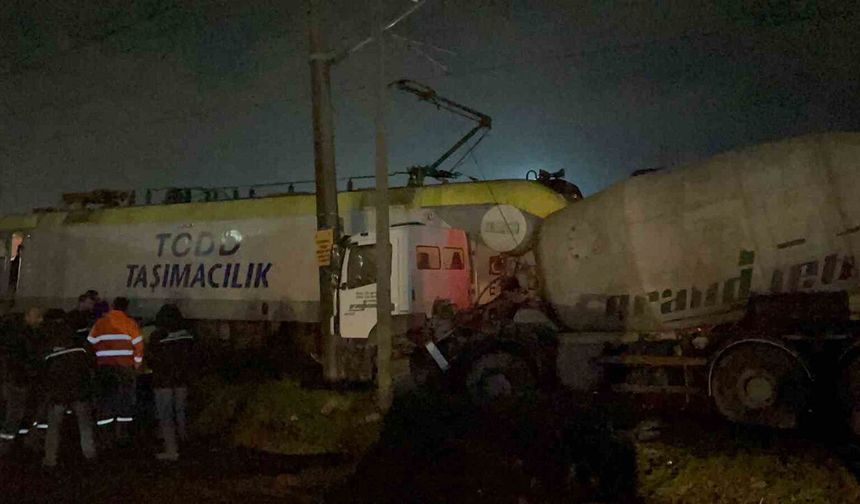 Facianın eşiğinden dönüldü: Tekirdağ'da yolcu treni beton mikseri ile çarpıştı