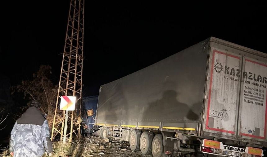 Artvin-Ardahan kara yolunda heyelan nedeniyle ulaşım tek şeritten sağlanıyor