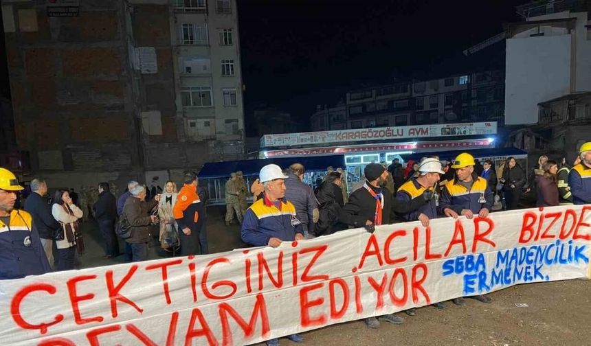 Karamanlı madenciler depremin yıl dönümünde deprem bölgesinde