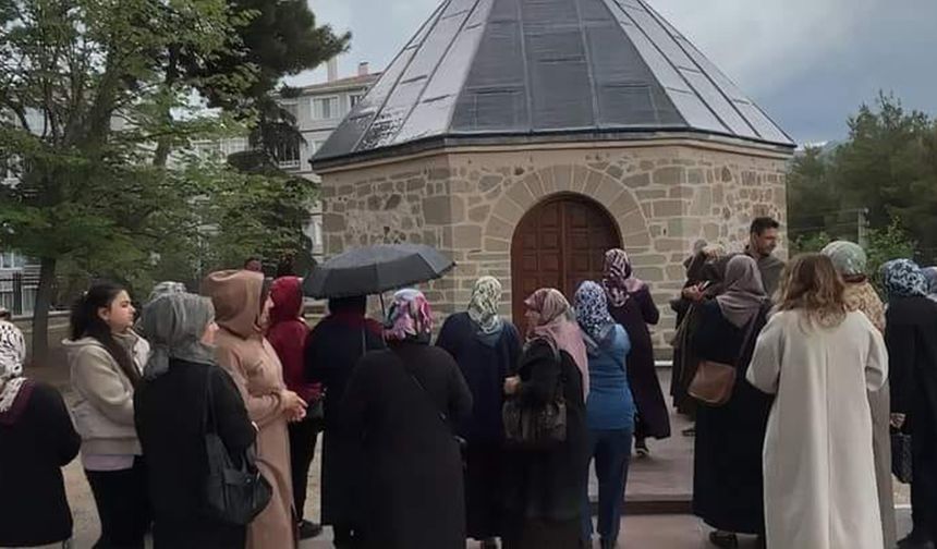 Turist kafilesi Osmancık’ın tarihi Koyunaba Türbesini ziyaret etti