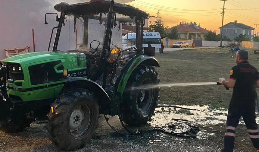 Alaca'da park halindeki traktör alev alev yandı