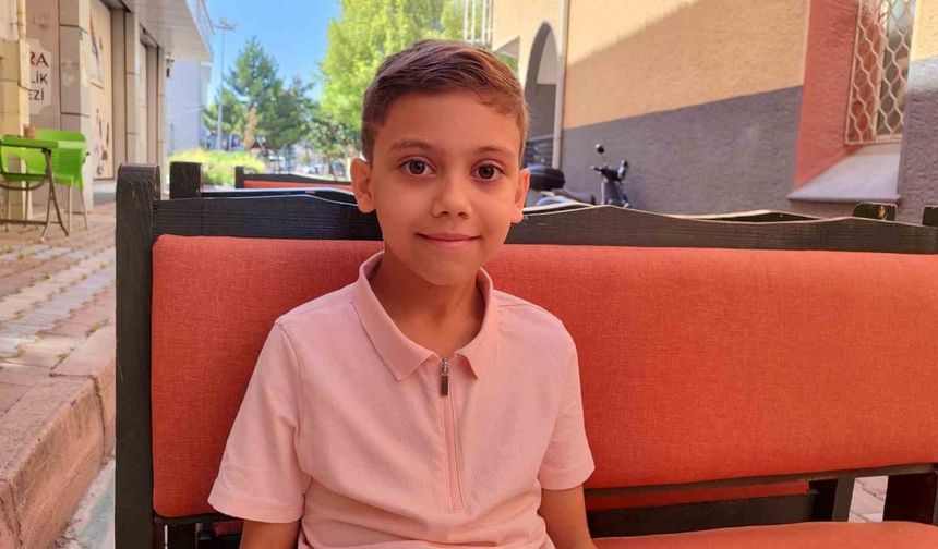 9 yaşında Türkiye’nin en genç yazarı olmak istiyor