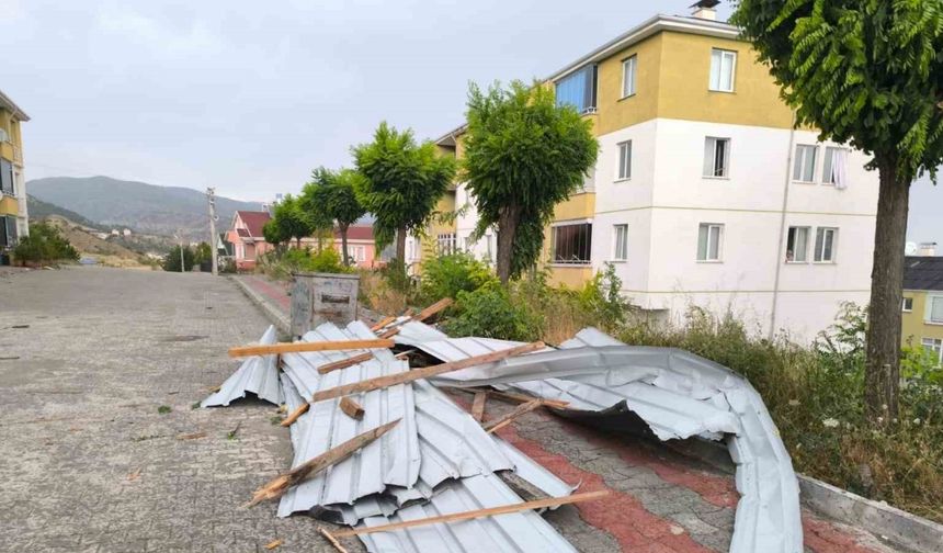 Şiddetli rüzgar evlerin çatılarını uçurdu
