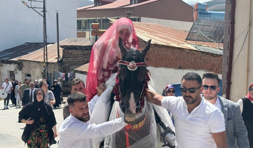 Bayburt'ta gelini damadın evine at sırtında getirme geleneği yaşatılıyor