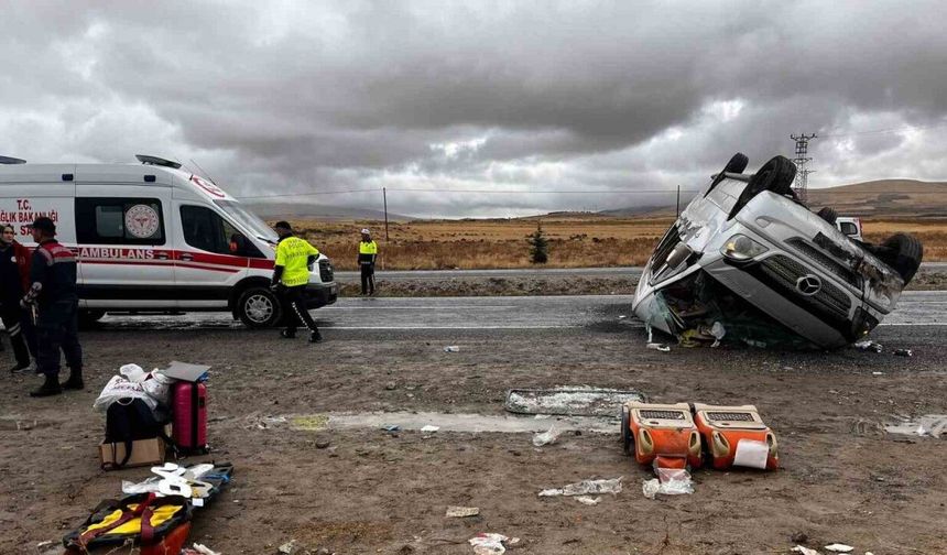 Nevşehir’de turistleri taşıyan minibüs takla attı: 18 yaralı