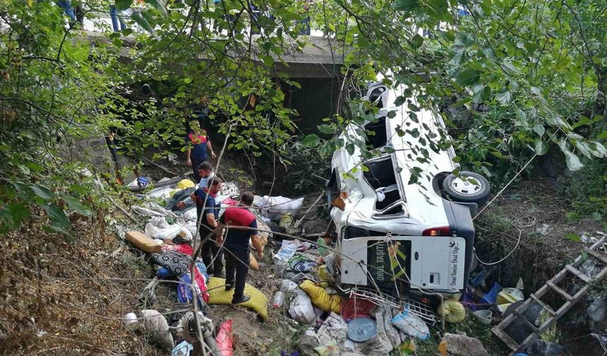 Tokat’ta fındık işçilerini taşıyan minibüs kaza yaptı: 1 çocuk hayatını kaybetti, 25 yaralı!