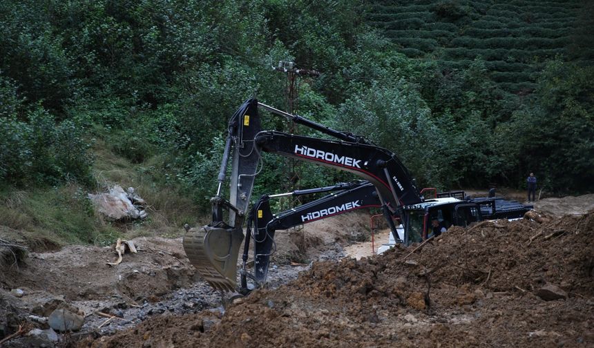 AK Parti Rize Milletvekili Avcı, heyelan yaşanan köyde incelemelerde bulundu