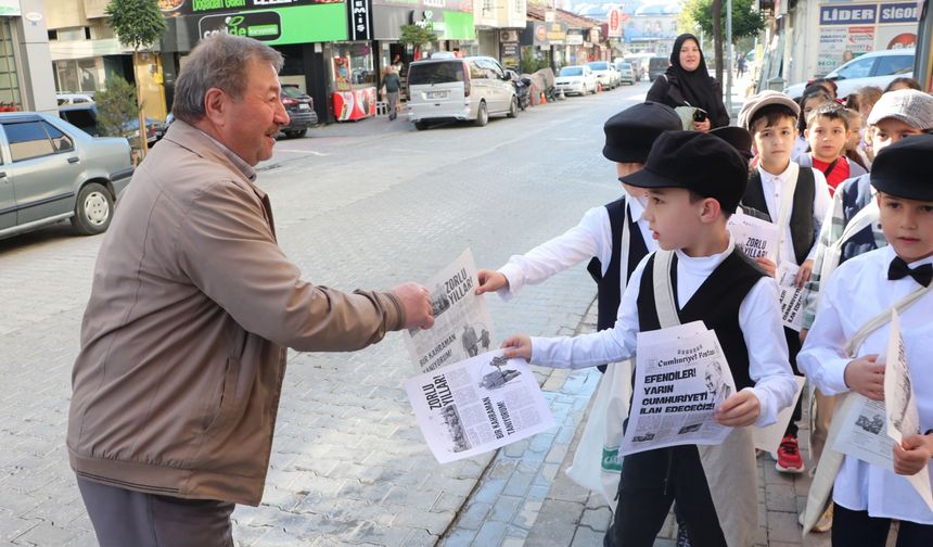 Cumhuriyet'in 101. yılı için Samsun'da öğrenciler gazete dağıttı, Tokat'ta polisler klip çekti