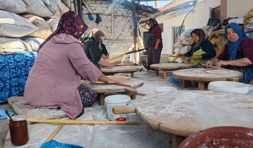 Çorum'un bu ilçesinde kadınların kışlık yufka mesaisi başladı