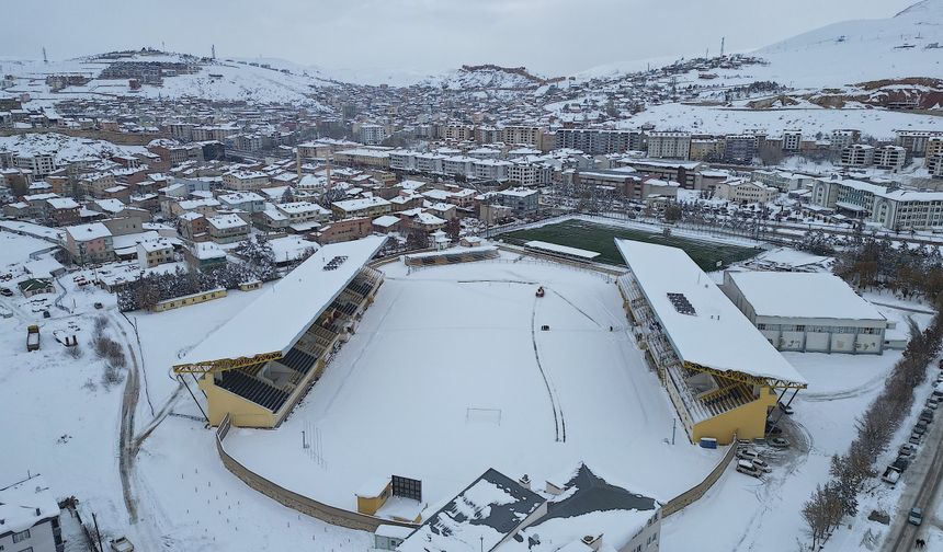 Bayburt Genç Osman Stadyumu'ndaki bir metrelik kar temizlendi