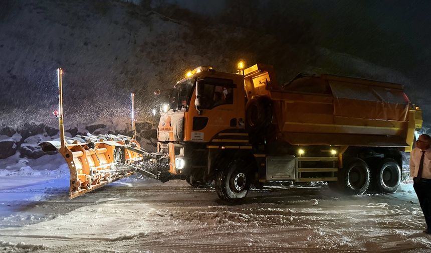 Ilgaz Dağı geçidinde kar yağışı nedeniyle yol ulaşıma kapandı